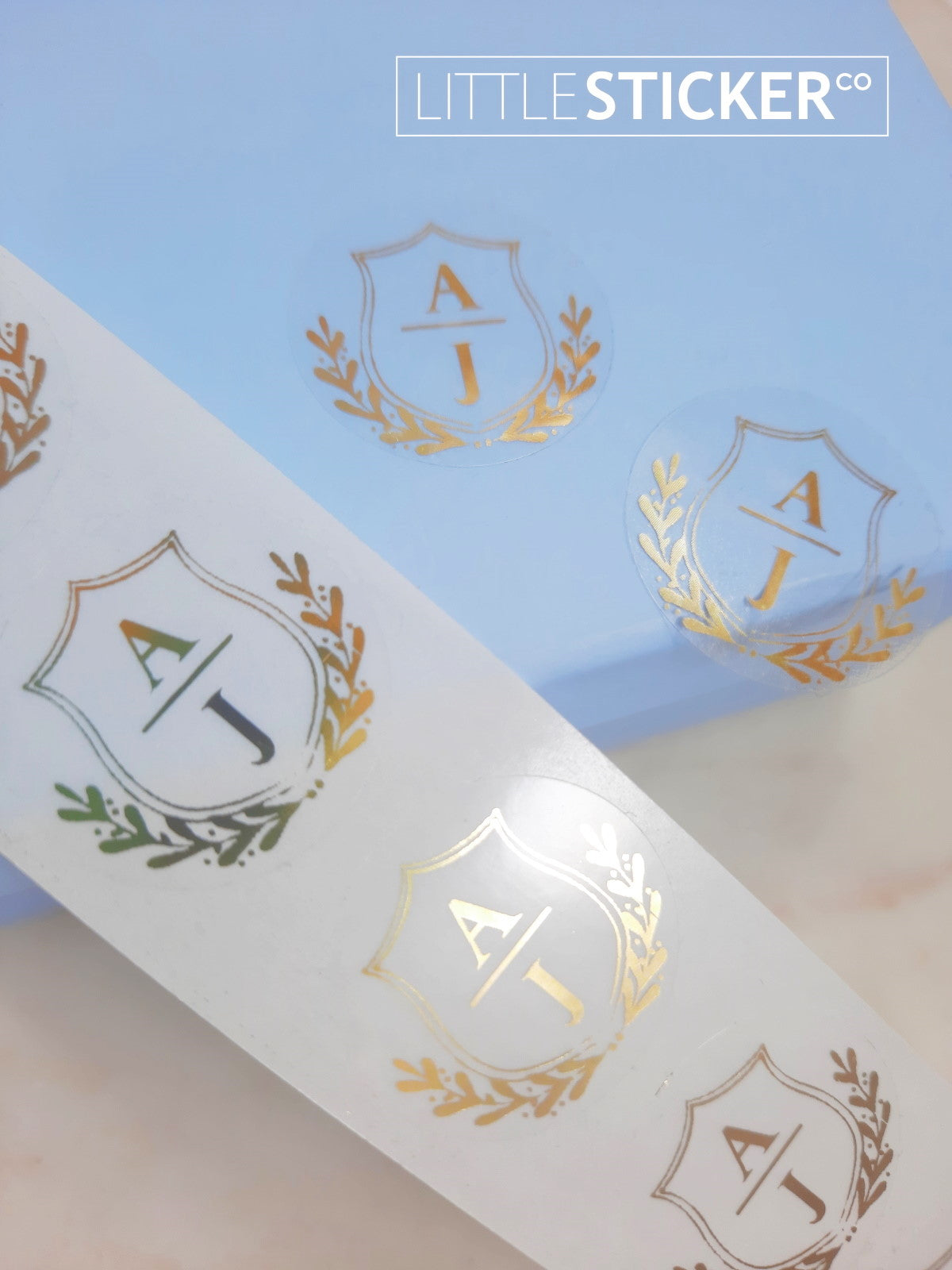 Pegatinas de iniciales o monogramas. Diseño de escudo y rama, personalizadas con tus iniciales. ¡Elige color y tamaño!