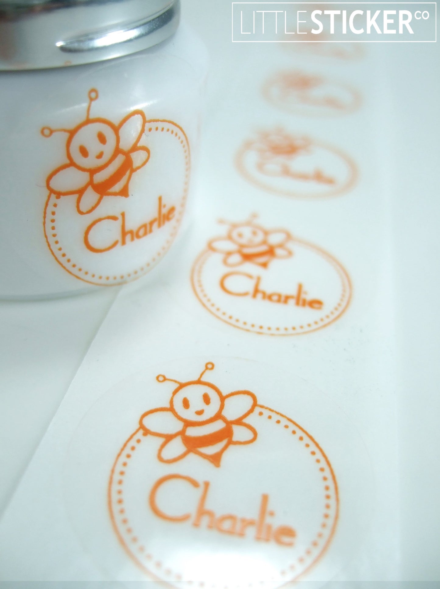 Namensaufkleber für Kinder. Niedliches Bienenmotiv mit personalisiertem Namen. Farbe und Größe wählbar!