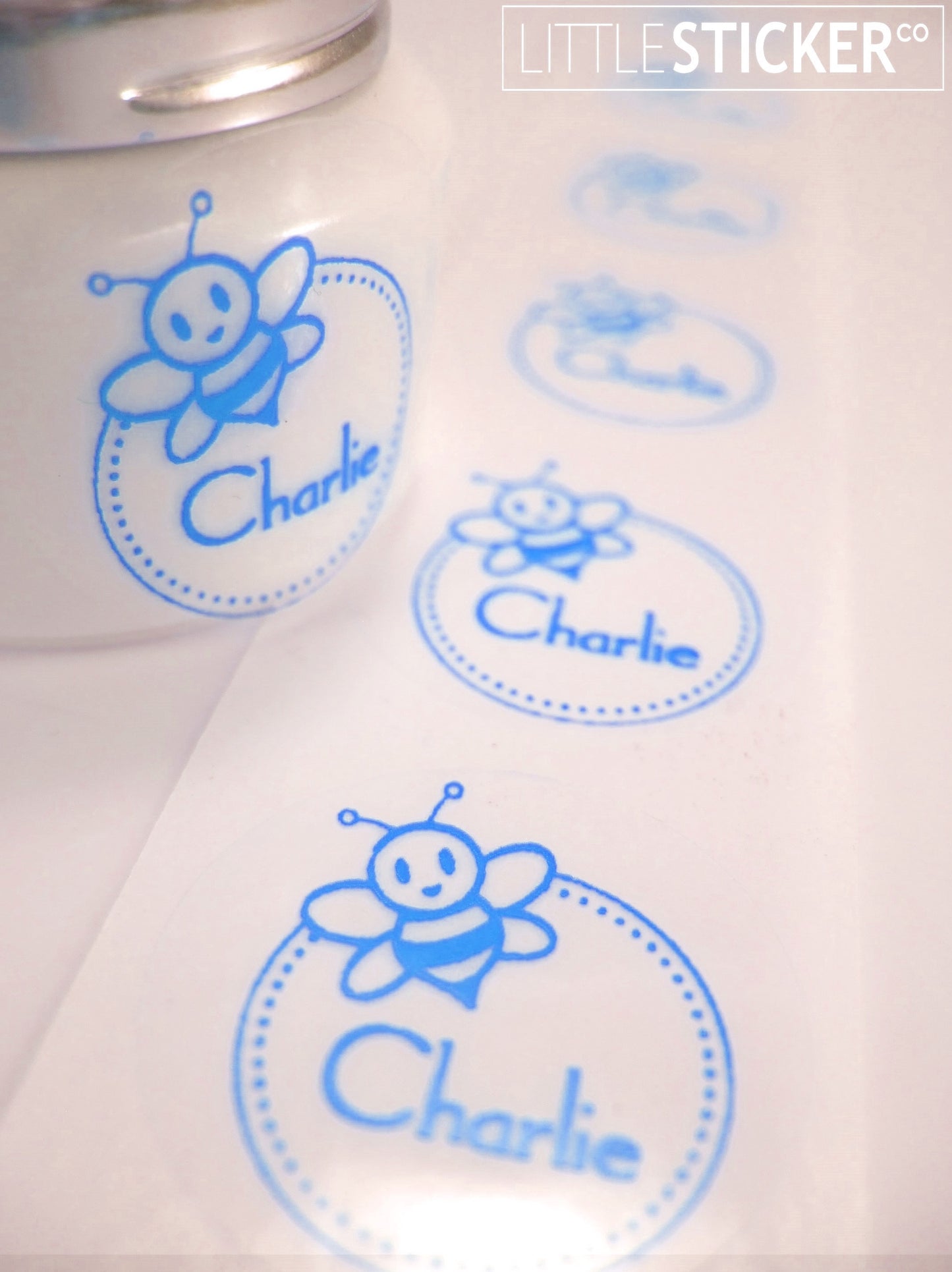 Namensaufkleber für Kinder. Niedliches Bienenmotiv mit personalisiertem Namen. Farbe und Größe wählbar!
