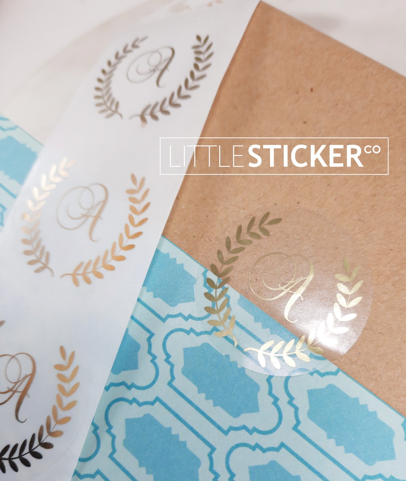 Pegatinas para productos comerciales, nombres o eventos. Diseño de corona de hojas con nombres, números y texto personalizados. ¡Elige el color y el tamaño de la pegatina!