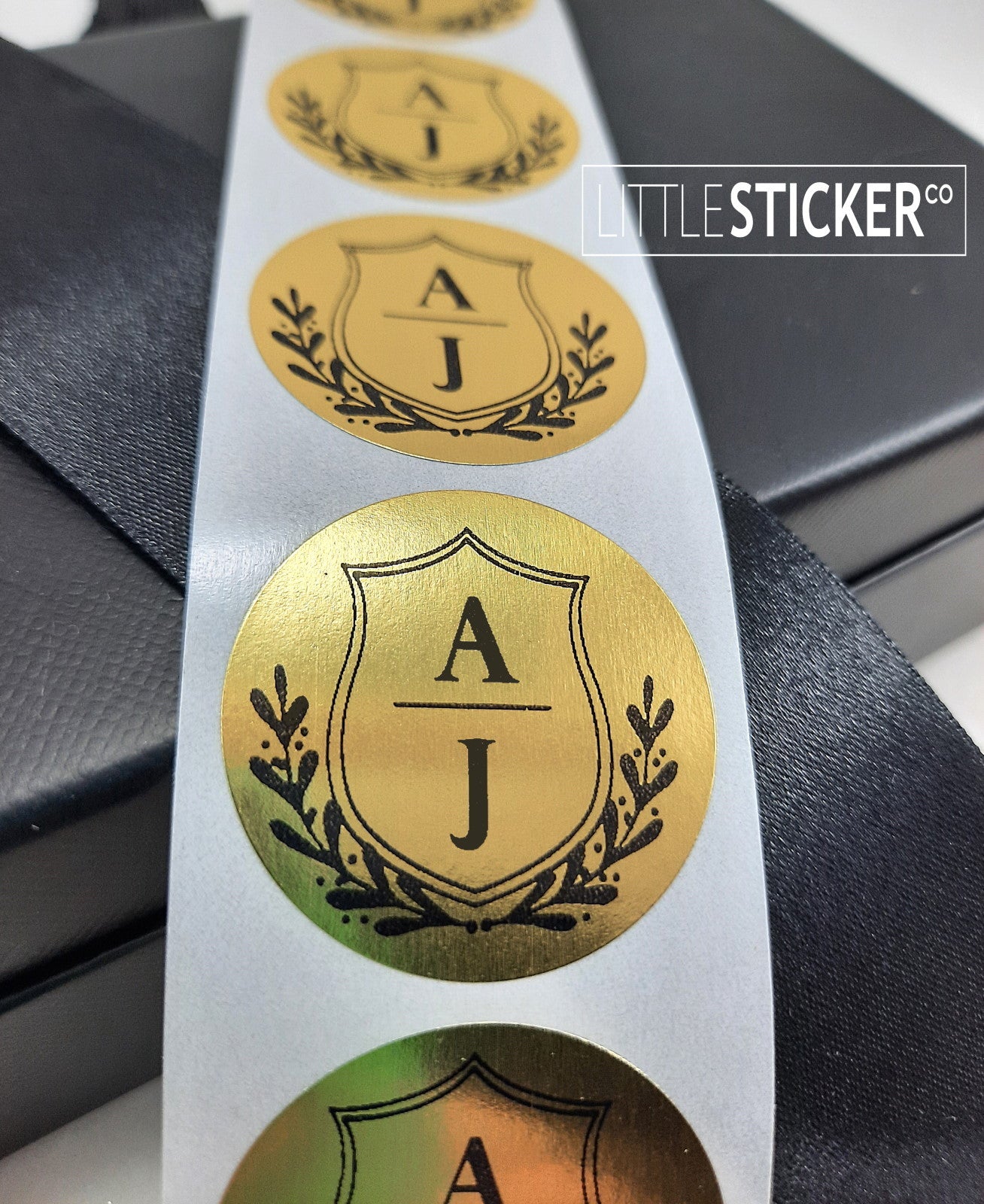 Pegatinas de iniciales o monogramas. Diseño de escudo y rama, personalizadas con tus iniciales. ¡Elige color y tamaño!