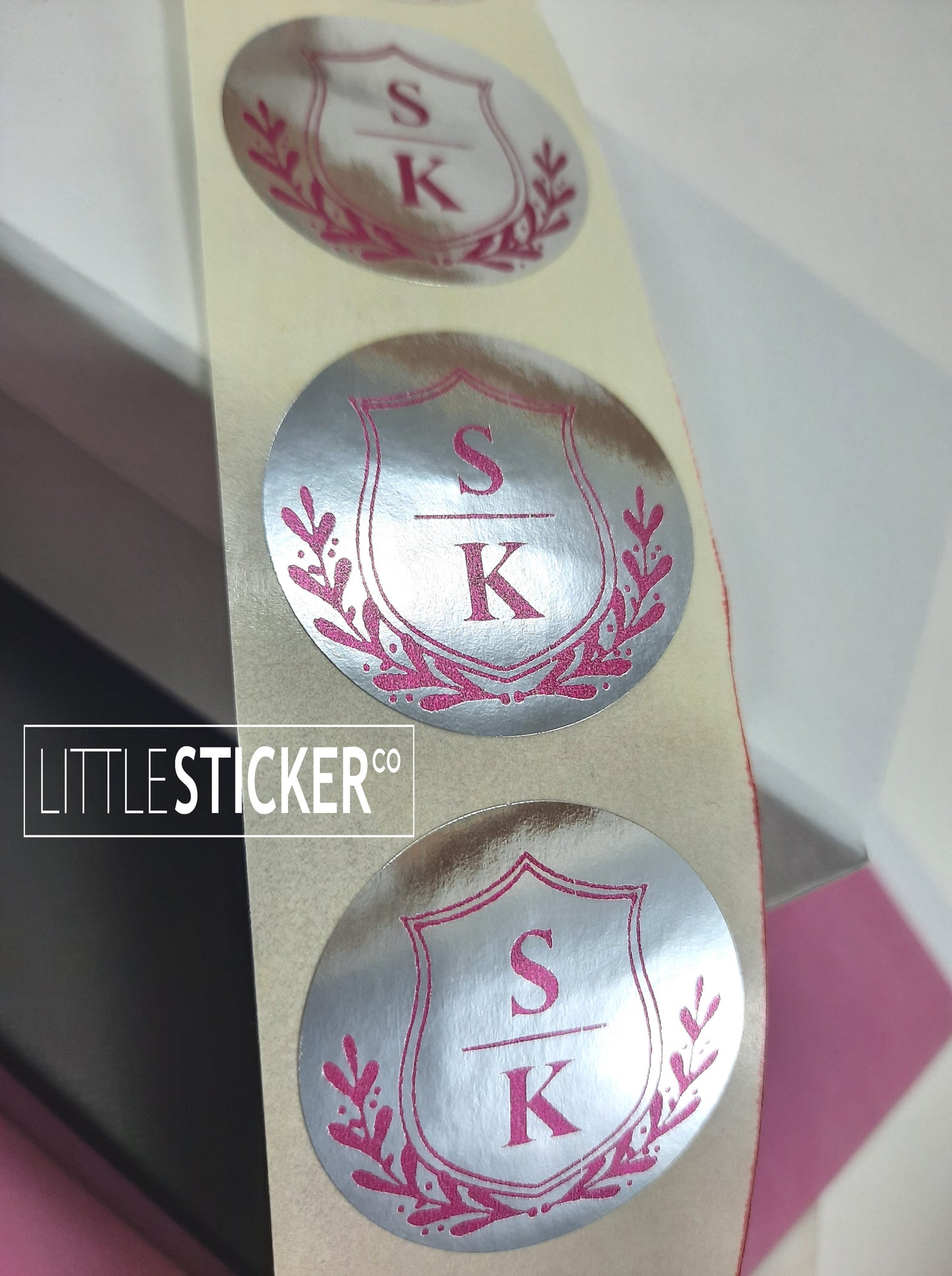 Pegatinas de iniciales o monogramas. Diseño de escudo y rama, personalizadas con tus iniciales. ¡Elige color y tamaño!