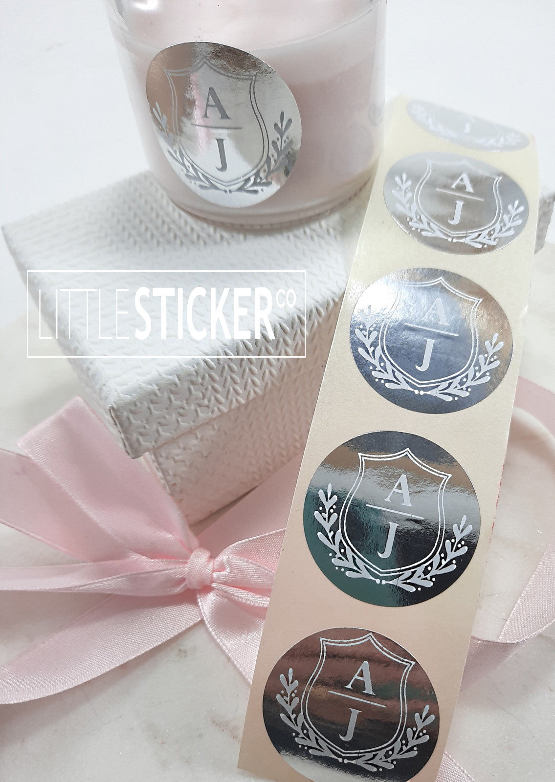 Pegatinas de iniciales o monogramas. Diseño de escudo y rama, personalizadas con tus iniciales. ¡Elige color y tamaño!