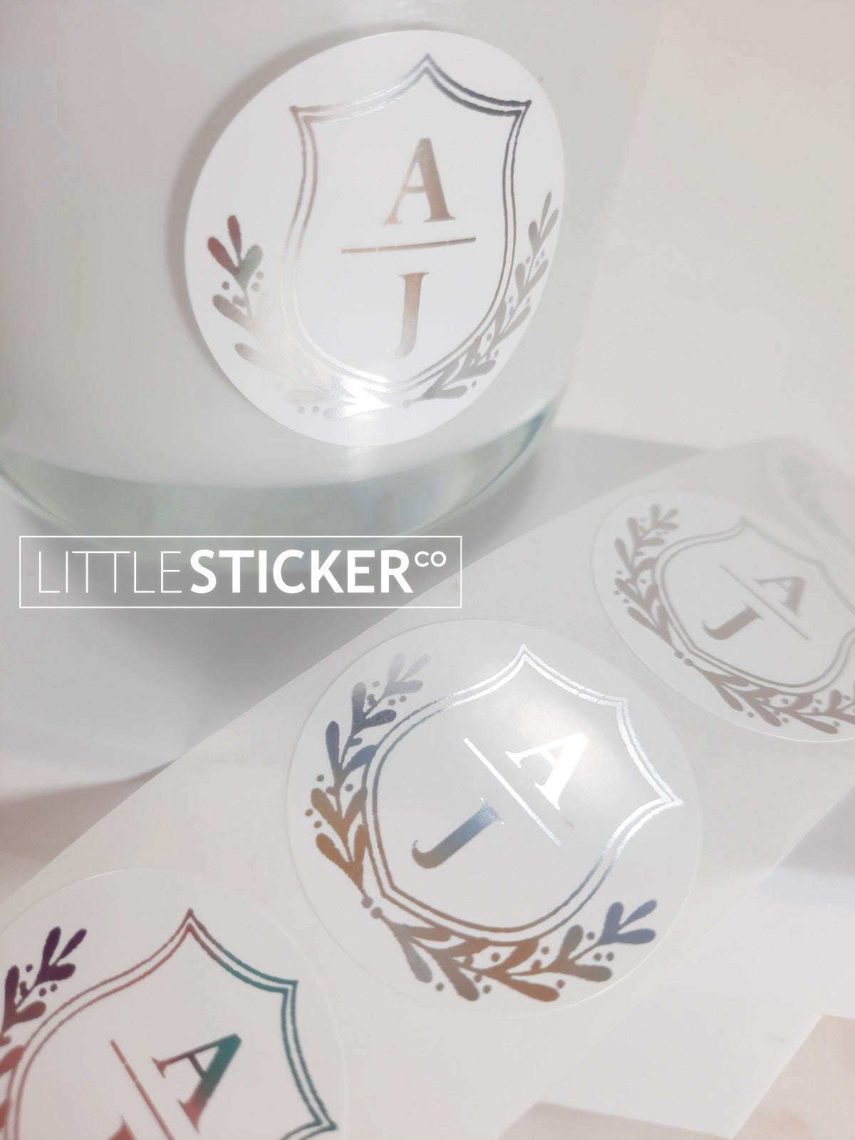Pegatinas de iniciales o monogramas. Diseño de escudo y rama, personalizadas con tus iniciales. ¡Elige color y tamaño!